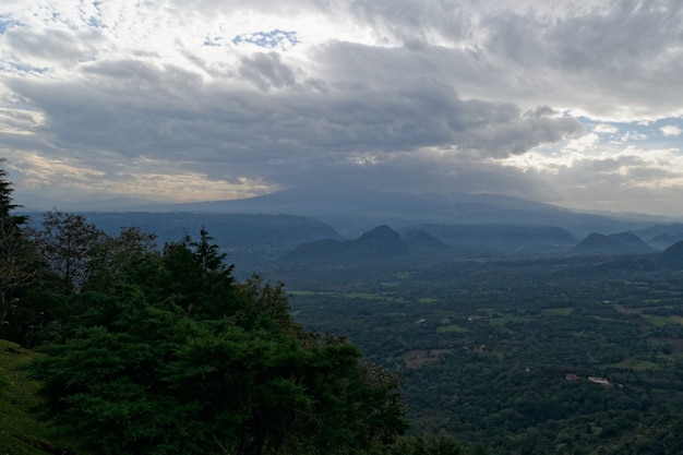 Vista mozzafiato su montagne e boschi verdi con belle nuvole