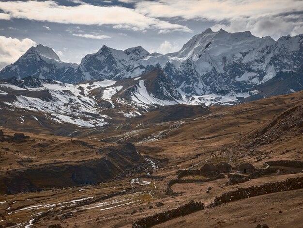 Vista mozzafiato sulla bellissima montagna innevata Ausangate in Perù