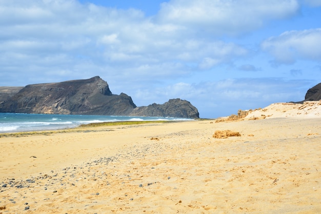 Vista mozzafiato sulla spiaggia di Porto Santo con un'enorme formazione rocciosa