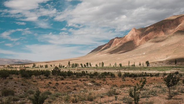 Vista mozzafiato sulle montagne sotto il cielo nuvoloso catturato in Marocco