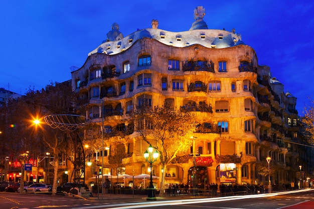 Vista notturna di Casa Mila