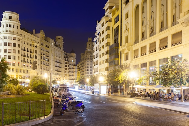 Vista notturna di Placa del Ajuntament. Valencia