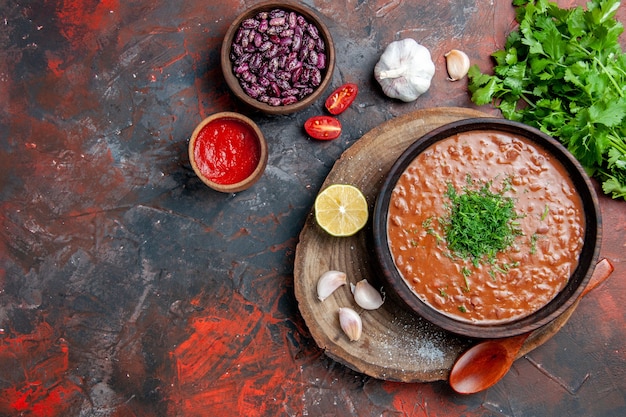 Vista orizzontale del classico pomodoro sapone fagioli aglio cucchiaio olio bottiglia limone ketchup e maionese