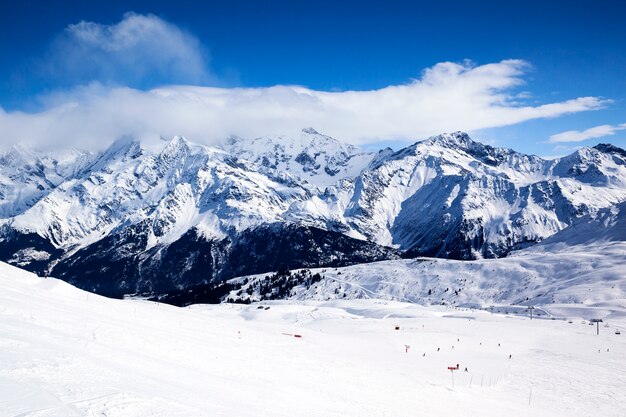 Vista orizzontale del paesaggio montano invernale