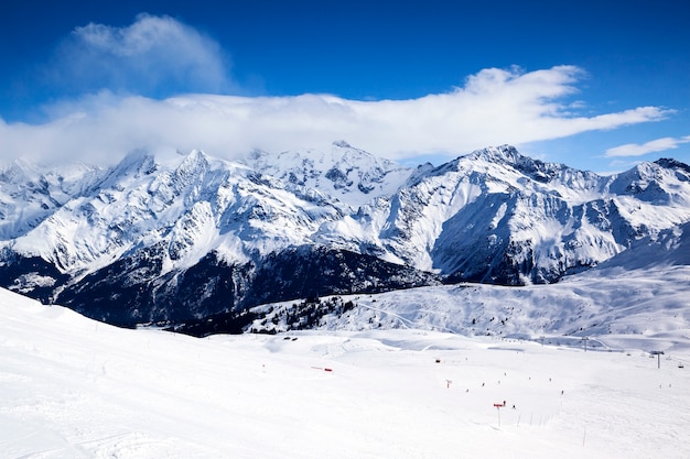 Vista orizzontale del paesaggio montano invernale