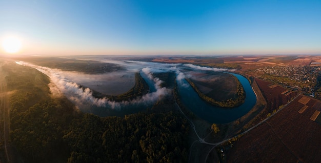 Vista panoramica aerea del drone della natura della Moldavia all'alba Fiume con ampi campi di foresta di nebbia