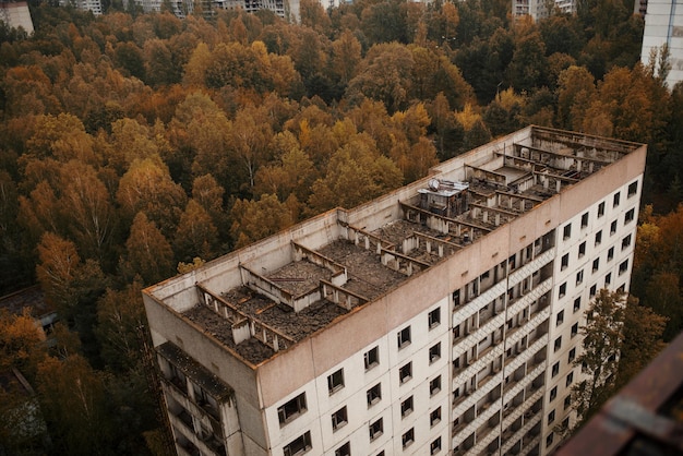 Vista panoramica aerea della zona di esclusione di Chernobyl con le rovine della città fantasma abbandonata della radioattività della zona della città di pripyat con un edificio vuoto