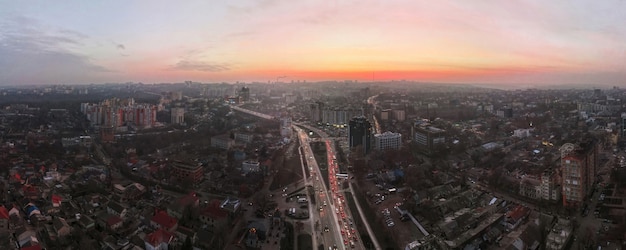 Vista panoramica aerea drone di Chisinau, Moldavia al tramonto.