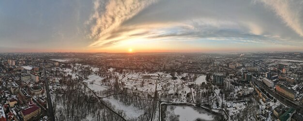 Vista panoramica aerea drone di Chisinau, Moldavia al tramonto.