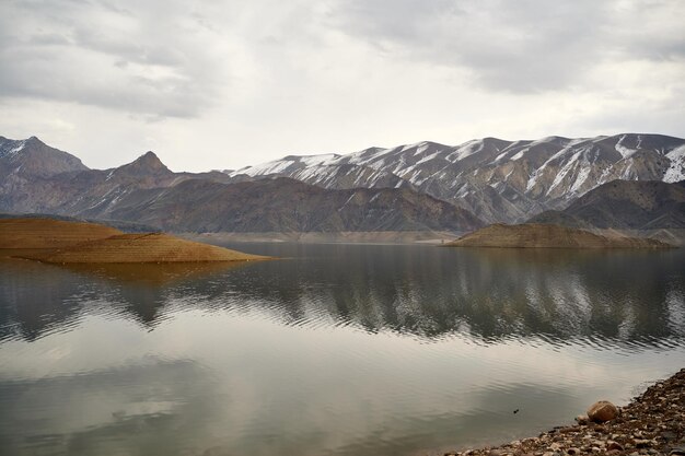 Vista panoramica del bacino idrico di Azat in Armenia con una catena montuosa innevata sullo sfondo