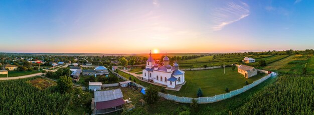 Vista panoramica del drone aereo di una chiesa al tramonto. Villaggio in Moldavia