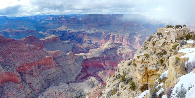 Vista panoramica del Grand Canyon in inverno con neve