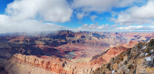 Vista panoramica del Grand Canyon in inverno con neve