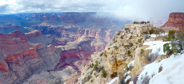Vista panoramica del Grand Canyon in inverno con neve