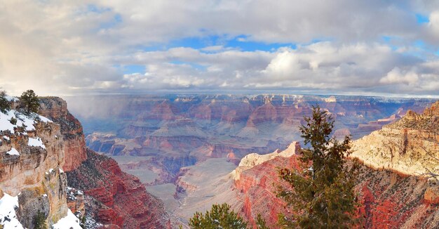 Vista panoramica del Grand Canyon in inverno con neve