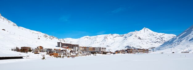 Vista panoramica del villaggio di Tignes in inverno, Francia.