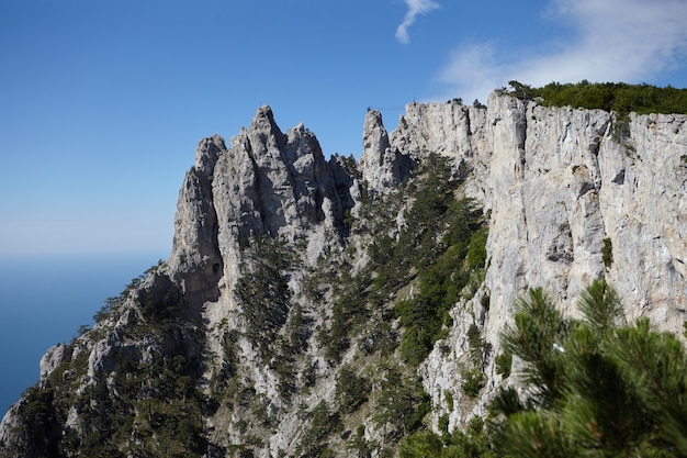 Vista panoramica dell'incredibile Monte Ai-Petri contro il cielo blu e lo sfondo del Mar Nero. Montagne, escursionismo, avventura, viaggi, attrazione turistica, paesaggio e concetto di altitudine. Crimea, Russia.