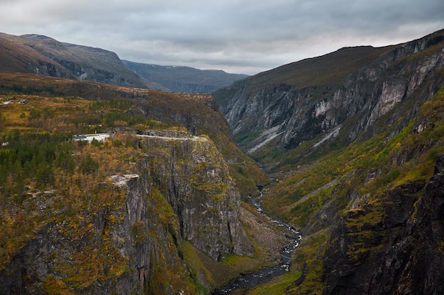 Vista panoramica della natura selvaggia al parco nazionale norvegese nella stagione autunnale.