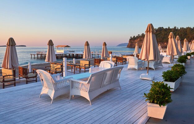 Vista panoramica della spiaggia di sabbia sulla spiaggia con lettini e ombrelloni aperti contro il mare e le montagne. Hotel. Ricorrere. Tekirova-Kemer. tacchino