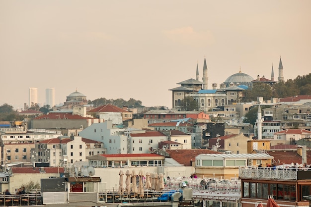 Vista panoramica di case moderne da un'altezza della città di Istanbul in Turchia