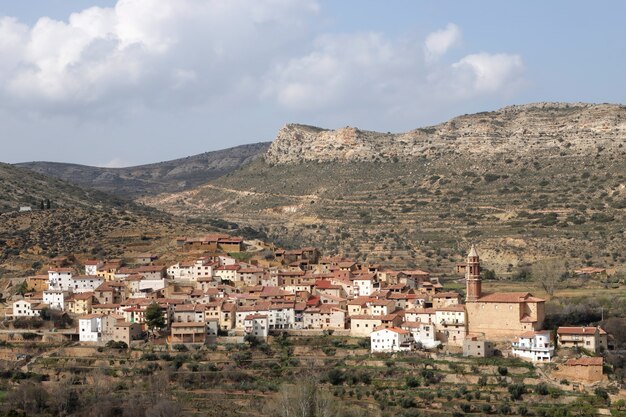 Vista panoramica di un piccolo e pittoresco villaggio nella provincia di teruel
