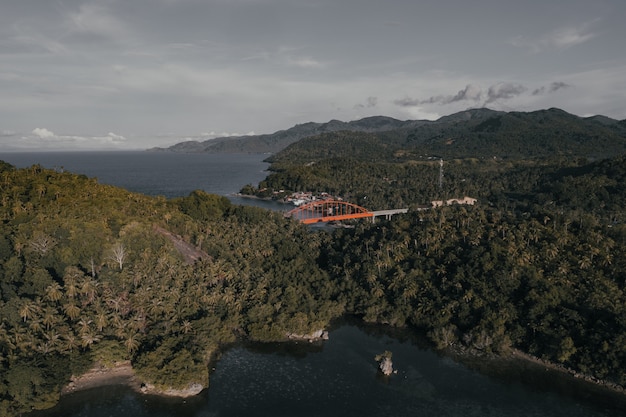 Vista panoramica di un piccolo villaggio costiero in un'isola nelle Filippine