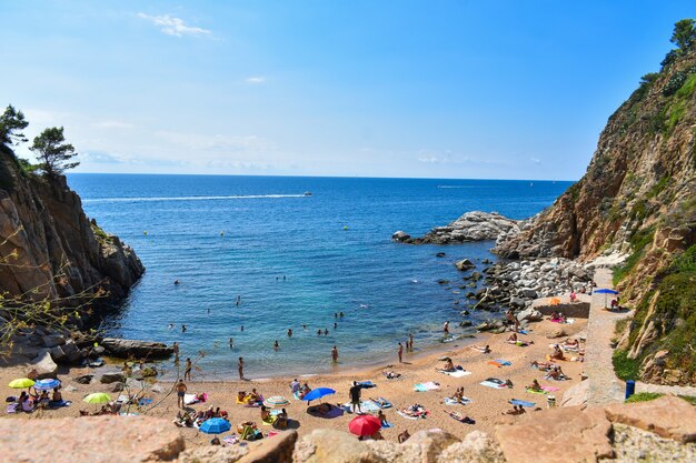 Vista panoramica di una spiaggia sabbiosa sulla baia in Spagna