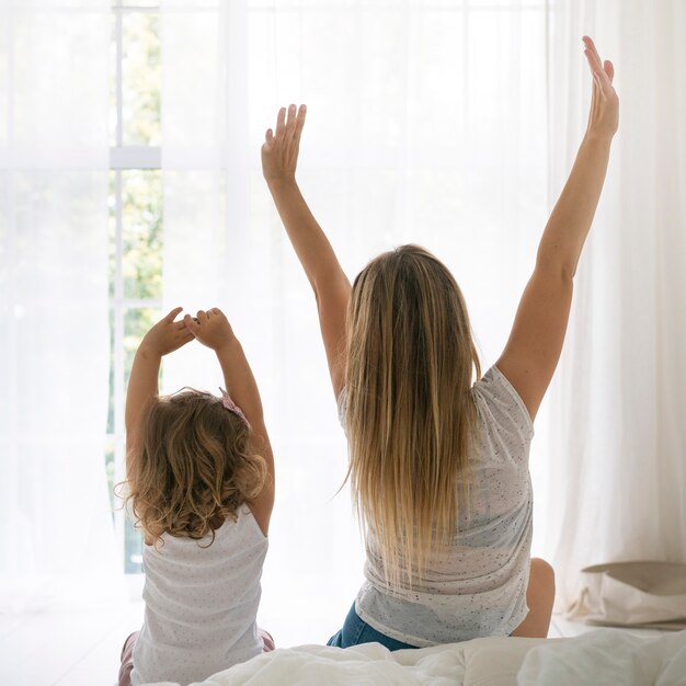 Vista posteriore allungamento di madre e figlia