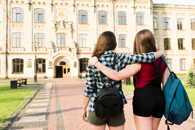 Vista posteriore colpo medio di due ragazze adolescenti che abbraccia