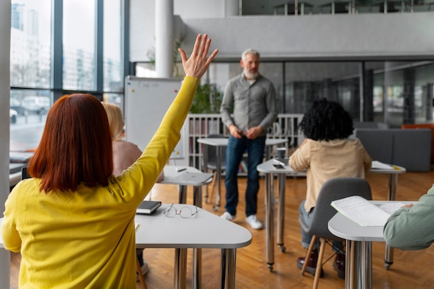 Vista posteriore degli adulti che studiano insieme