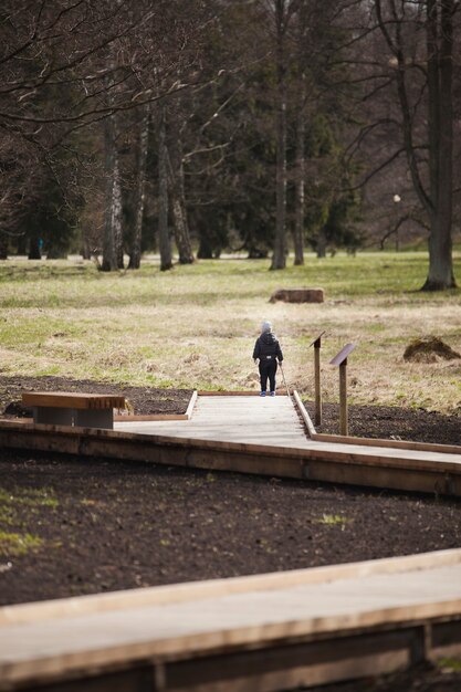 Vista posteriore del ragazzino nel parco