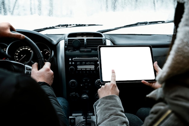 Vista posteriore della coppia nel tablet di consulenza per auto durante un viaggio su strada