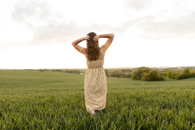 Vista posteriore della donna a tutto campo