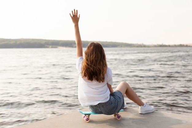 Vista posteriore della donna all'aperto in riva al lago