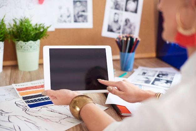 Vista posteriore della donna che utilizza la tavoletta digitale