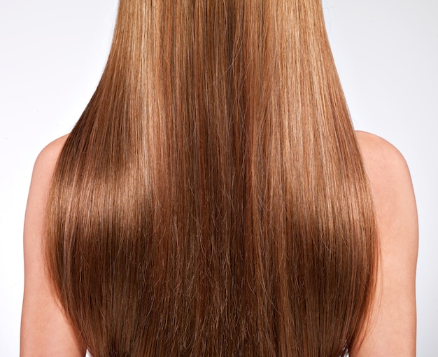 Vista posteriore della donna con i capelli lunghi