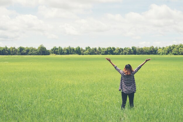 Vista posteriore della ragazza che gode della natura