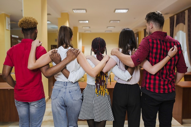 Vista posteriore delle persone che si sostengono a vicenda