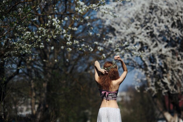 Vista posteriore di adolescenti godersi la natura