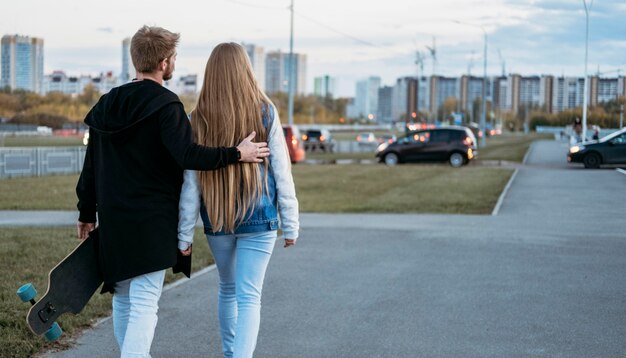 Vista posteriore di coppia in una passeggiata in città