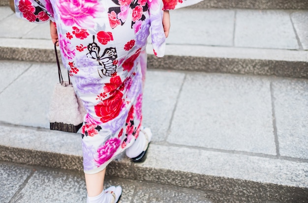 Vista posteriore di donna che indossa un kimono