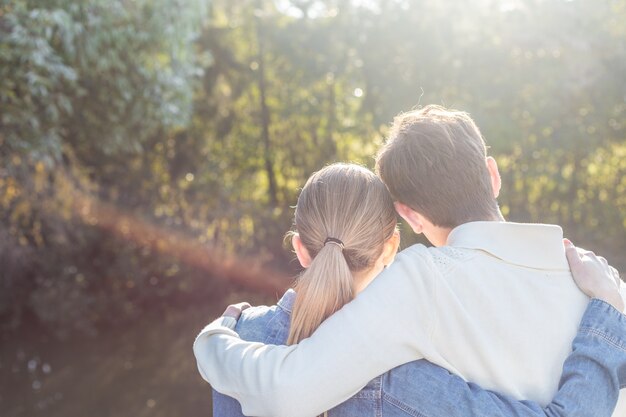 Vista posteriore di giovani coppie romantiche abbracci