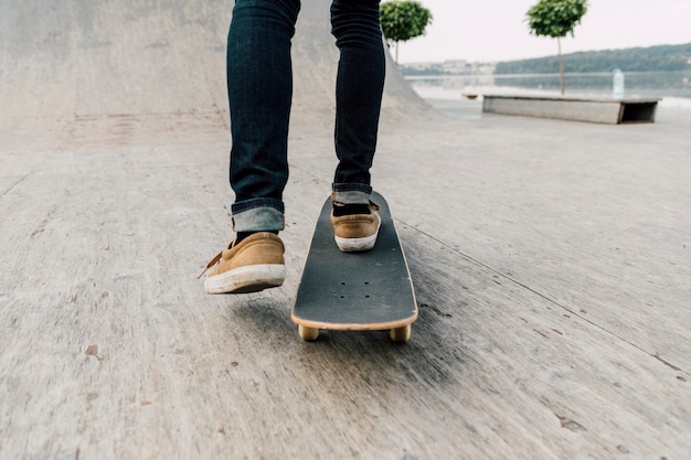 Vista posteriore di skateboard uomo