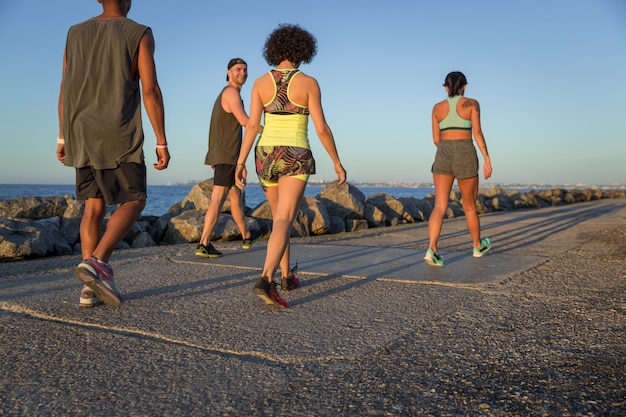 Vista posteriore di un gruppo di giovani che fanno sport