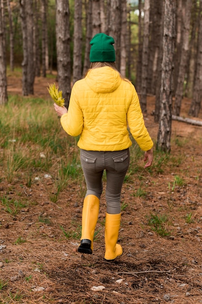 Vista posteriore donna facendo una passeggiata nella foresta