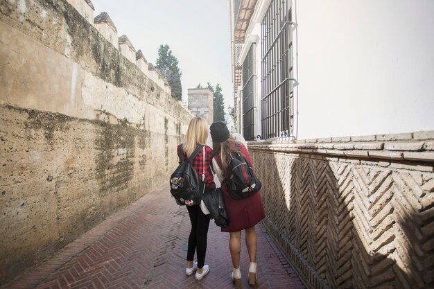 Vista posteriore donne su strada stretta