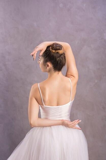 Vista posteriore elegante posizione di balletto
