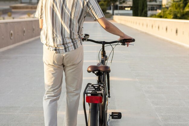 Vista posteriore mani che tengono il manubrio della bici