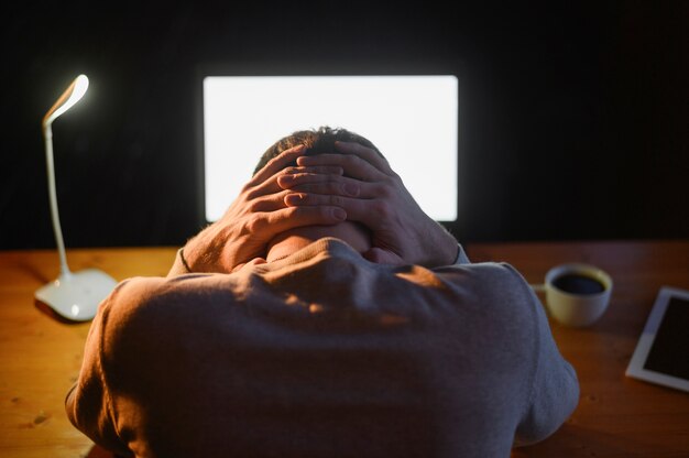 Vista posteriore maschio adulto stanco di lavoro