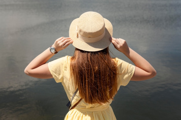 Vista posteriore ragazza vicino al lago